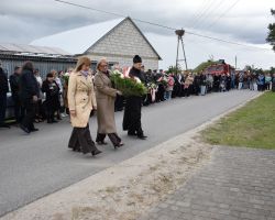 Przedstawiciele samorządu składają kwiaty pod pomnikiem