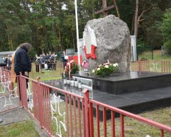 Przedstawiciele rodziny poległych składają kwiaty
