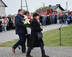 Przedstawiciele rodziny poległych składają kwiaty