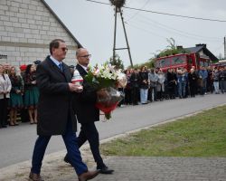 Przedstawiciele starostwa powiatowego składają kwiaty