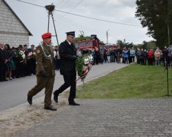 Przedstawiciele służb mundurowych składają kwiaty