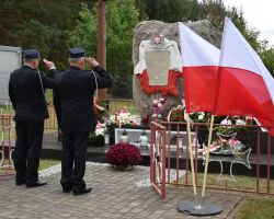 Przedstawiciele OSP składają kwiaty