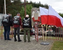 Przedstawiciele klubu motocyklowego składają kwiaty