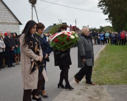 Dyrektorzy szkół składają kwiaty