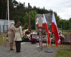Przedstawiciele GOPS składają kwiaty