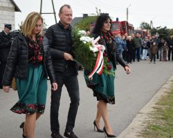 Przedstawiciele KGW składają kwiaty