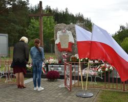 Przedstawiciele GOK składają kwiaty