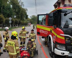 Strażacy udzielają pierwszej pomocy