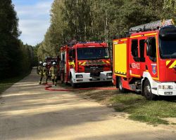 Samochody strażackie zaparkowane wzdłuż drogi