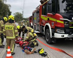 Strażacy udzielają pierwszej pomocy