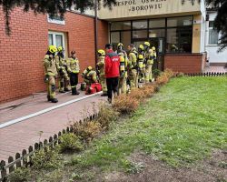 Strażacy udzielają pierwszej pomocy