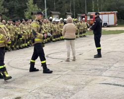 Wójt przemawia do strażaków