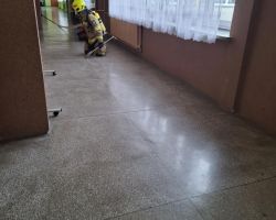 Ćwiczenia strażackie wewnątrz budynku