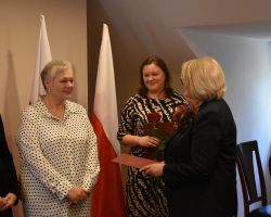 Wręczanie kwiatów nauczycielom przez Wójt