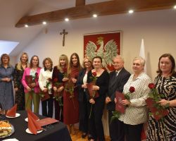 Zdjęcie grupowe nauczycieli z przedstawicielami samorządu gminy