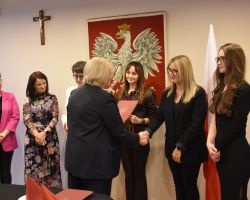 Wręczanie kwiatów nauczycielom przez Wójt