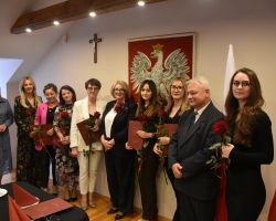 Zdjęcie grupowe nauczycieli z przedstawicielami samorządu gminy