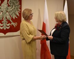 Wręczanie kwiatów nauczycielce przez Wójt