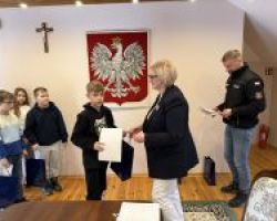 Wójt Gminy gratulująca uczestnikowi turnieju