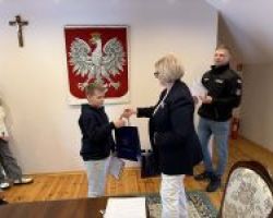 Wójt Gminy gratulująca uczestnikowi turnieju