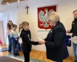 Wójt Gminy gratulująca uczestnikowi turnieju