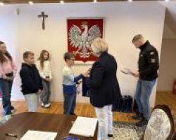 Wójt Gminy gratulująca uczestnikowi turnieju