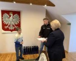 Wójt Gminy gratulująca uczestnikowi turnieju