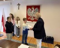 Wójt Gminy gratulująca uczestnikowi turnieju