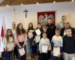 Uczestnicy turnieju z dyplomami