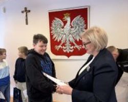 Wójt Gminy gratulująca uczestnikowi turnieju