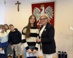 Wójt Gminy wraz z uczestniczką turnieju