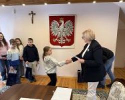 Wójt Gminy gratulująca uczestniczce turnieju