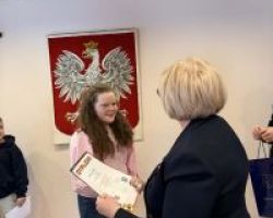 Wójt Gminy gratulująca uczestniczce turnieju