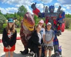 Obchody gminnego dnia dziecka - transformers i dinozaur