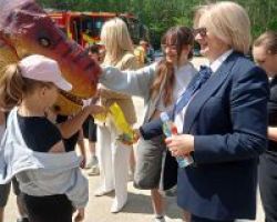 Obchody gminnego dnia dziecka - Pani Wójt z dinozaurem