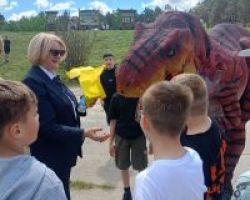 Obchody gminnego dnia dziecka - Pani Wójt z dinozaurem
