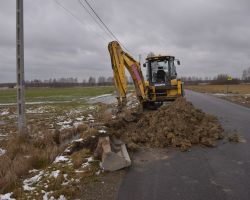 Zdjęcie przedstawia maszyny budowalne podczas pracy