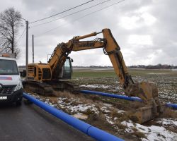 Zdjęcie przedstawia maszyny budowalne podczas pracy