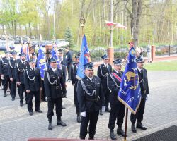 Zdjęcie przedstawia poczty sztandarowe OSP z terenu Gminy Borowie