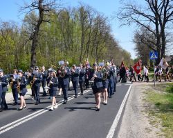 Przemarsz orkiestry do budynku starego kościoła w Borowiu