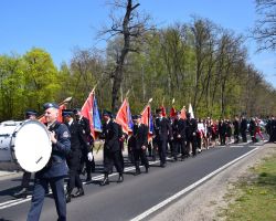 Przemarsz zastępów OSP, orkiestry oraz zebranych do zabytkowego kościoła