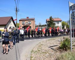 Przemarsz zastępów OSP, orkiestry oraz zebranych do budynku zabytkowego kościoła