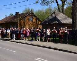 Zebrani goście przed budynkie zabytkowego kościoła