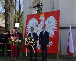 Władze lokalnego samorządu przed herbem państwowym