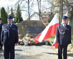 Warta przed Pomnikiem Niepodległości