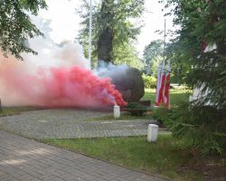 Pomnik upamiętniający Powstanie Warszawskieg w dymie rac dymnych