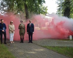 Delegacja z Urzędu Gminy przed pomnikiem