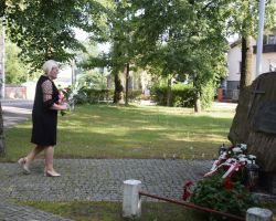 Dyrektor GOK składa kwiaty pod pomnikiem