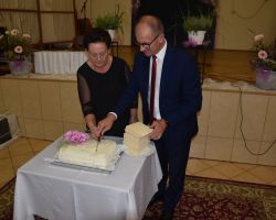 Wójt z Przewodniczącą Rady Gminy symbolicznie kroją tort