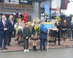 Reprezentacja Głoskowa z wieńcem dożynkowym